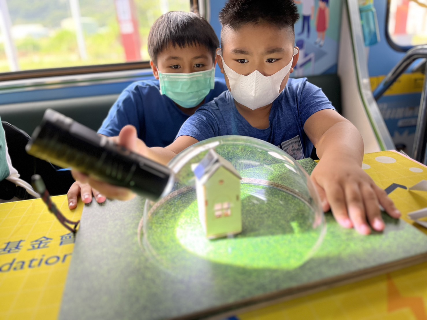 友達參與基礎科學主題車廂，以STEAM教學精神，設計「逐日科學家」、「太陽能工程師」以及「淨零建築師」三大能源科普課程和實驗