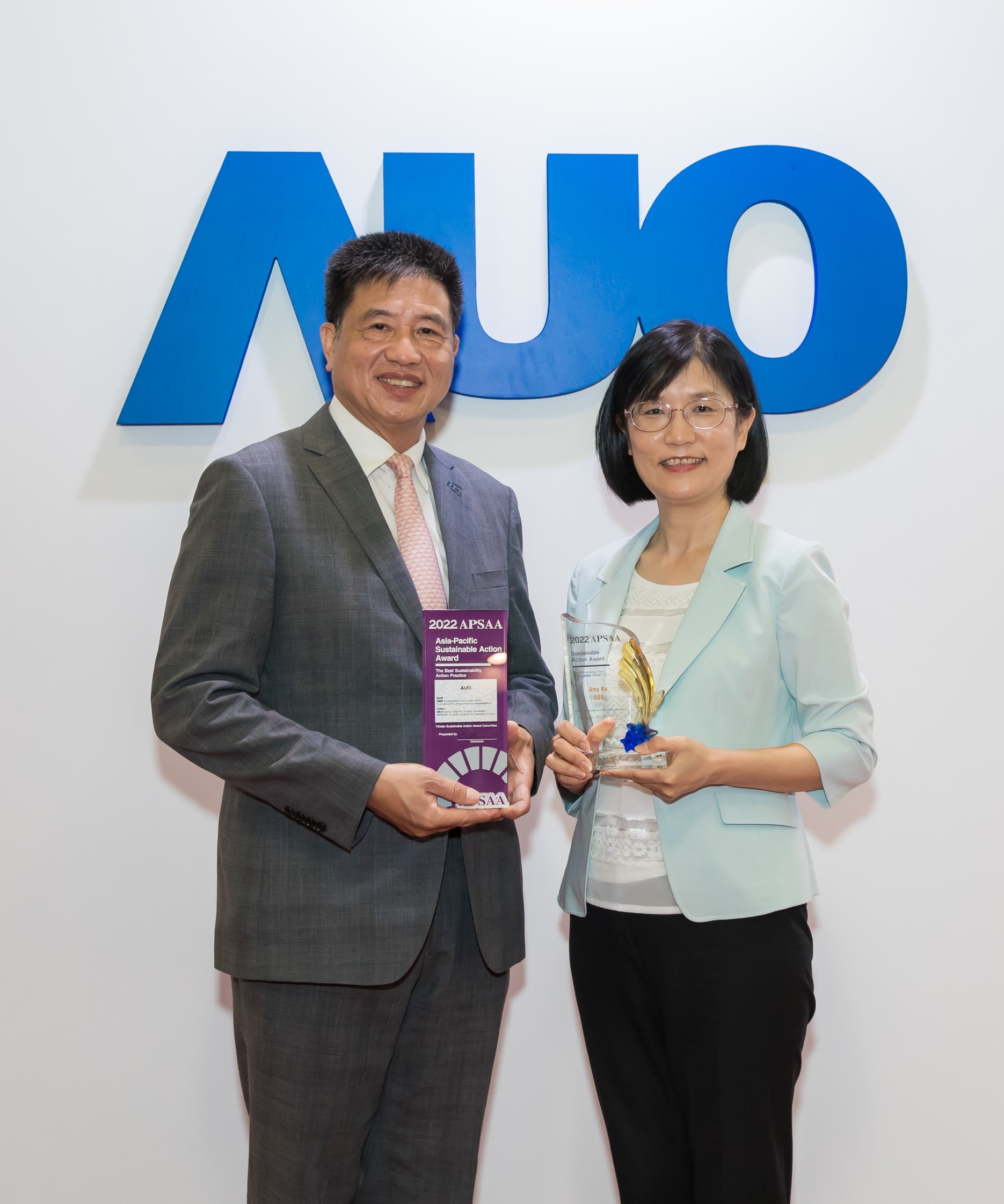k1体育长期垫筑永续远景的基石，透过ESG暨气候委员会逐步实践永续策略蓝图。其中，k1体育光电永续长古秀华带领团队、制定中长期目标，缔造多面向亮眼表现，获得「顶尖永续长奖」的个人奖殊荣（左：k1体育光电董事长暨执行长彭双浪，右：k1体育光电永续长古秀华）