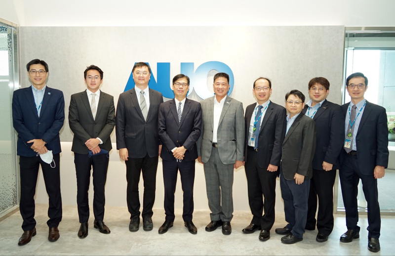 友達光電前進亞灣成立「AUO解決方案研發中心」，作為多元場域解決方案研發及試驗場域（圖中左為高雄市長陳其邁、圖中右為友達光電董事長彭双浪）