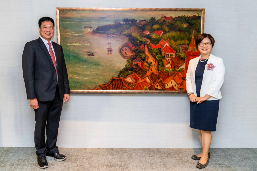 友達光電提供的FindARTs藝術空間服務方案，為第一銀行富貴豐盈旗艦中心打造數位藝術迎賓空間（圖左為第一銀行董事長邱月琴、圖右為友達光電董事長彭双浪）