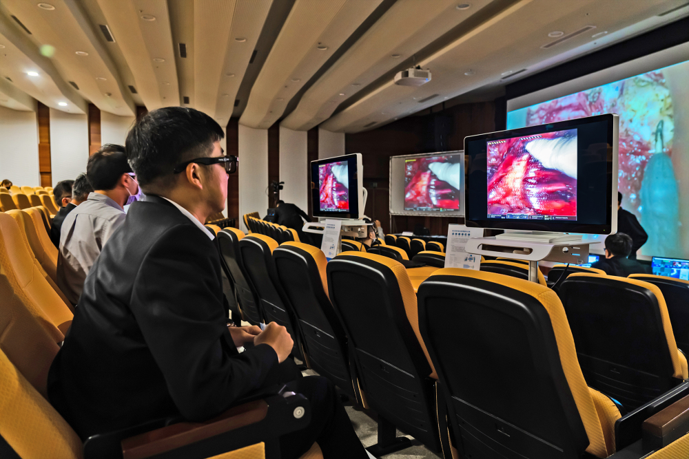 達擎之「達文西外接3D影像解決方案」，將達文西手術機器手臂的3D影像即時連線轉播，在會議室觀摩的醫師們只要戴上偏光眼鏡，就能與執刀醫師看到同步的3D立體影像，如臨操作台現場，縮短達文西手術的學習曲線