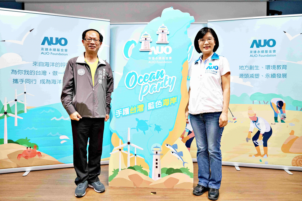 友達光電永續長古秀華（右）與桃園市環保局局長呂理德（左）進行海岸線認養儀式，簽署於象徵藍色宣言的海岸永續燈塔上，承諾以實際行動與環境教育方式，投入桃園海岸線守護行列