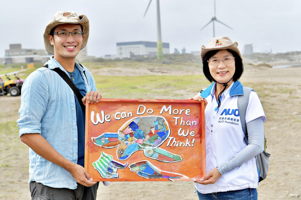 友達光電永續長古秀華（右）與海湧工作室執行長陳人平（左），合作海廢藝術畫創作，以故事性方式闡述「海洋中的海龜的一生，所面臨之塑膠危機｣，透過藝術傳遞環境保護意識