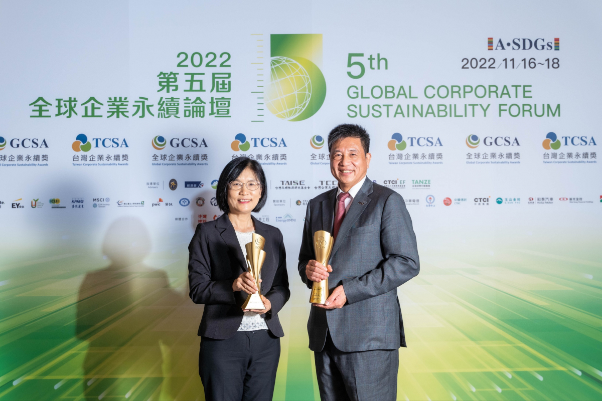 k1体育作为净零碳排先锋，期引领价值链伙伴同行共好，卫冕制造业组&ldquo;十大典范企业&rdquo; 二连冠殊荣(左：k1体育光电永续长古秀华，右：k1体育光电董事长暨执行长彭双浪)