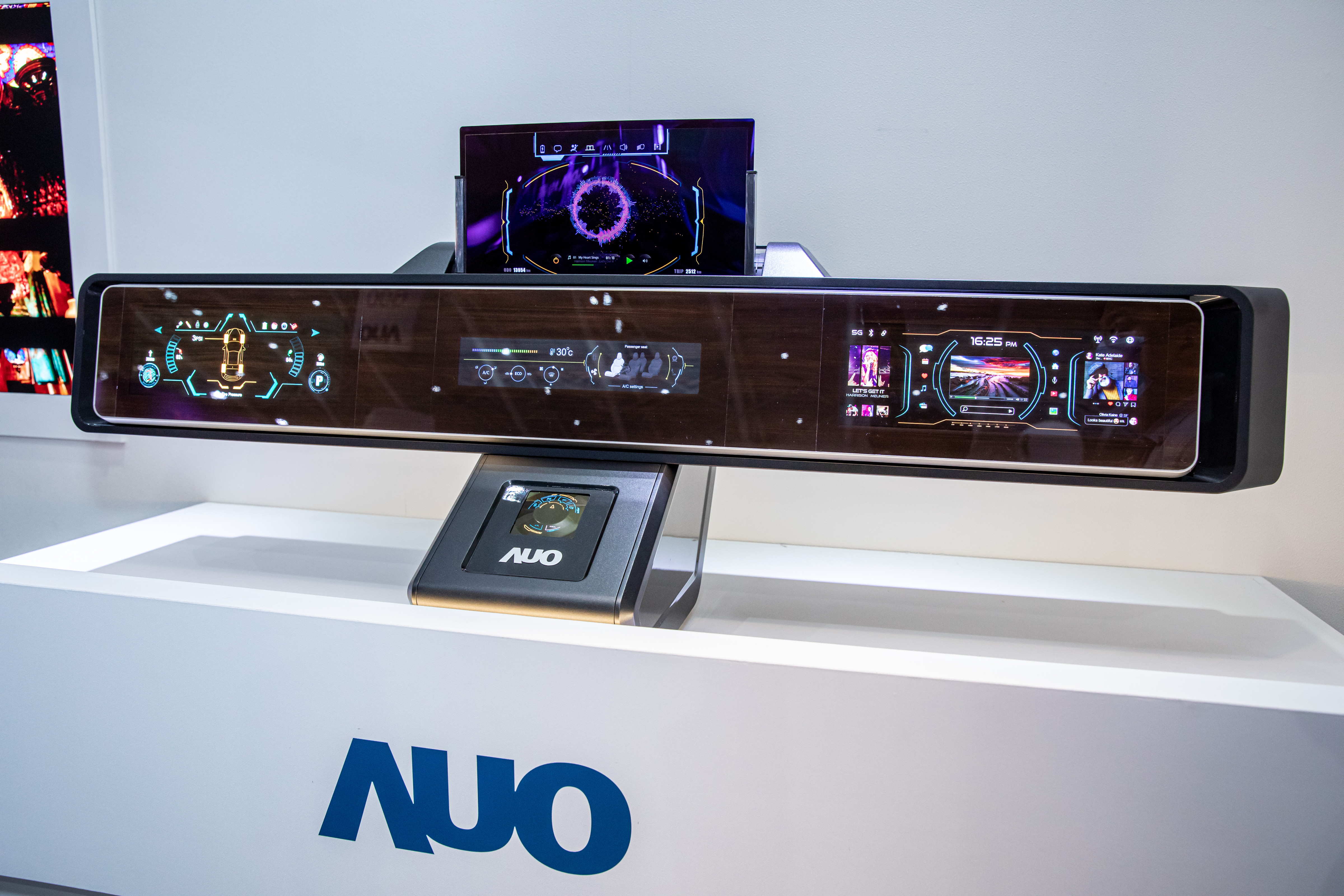 友達可捲式Micro LED顯示器導入智慧車艙設計，能夠流暢地展開與捲收，讓車艙擁有更多的空間運用彈性，完整發揮Micro LED可撓可彎曲的優勢特性