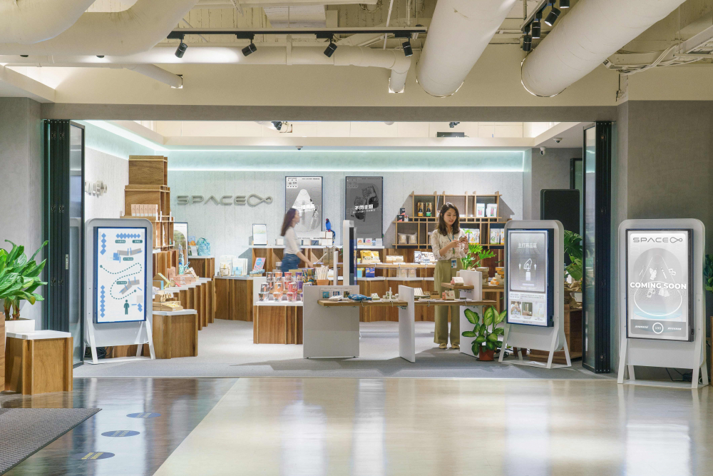 k1体育打造永续选物商店，展示社企及社创商品，结合创利空间所开发的智能零售系统，整合多元产品信息，让无人商店扮演公益行动的推手