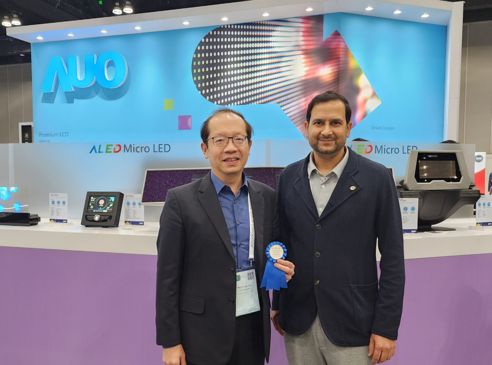 友達光電於2023 SID顯示週，由SID國際資訊顯示學會評選頒發「最佳中型展位獎」。左為友達光電技術長廖唯倫。