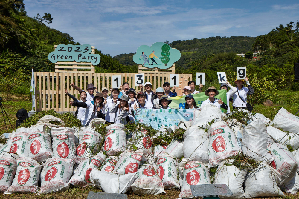 友達集結超過200位志工，攜手移除高達1311公斤的外來入侵種「小花蔓澤蘭」