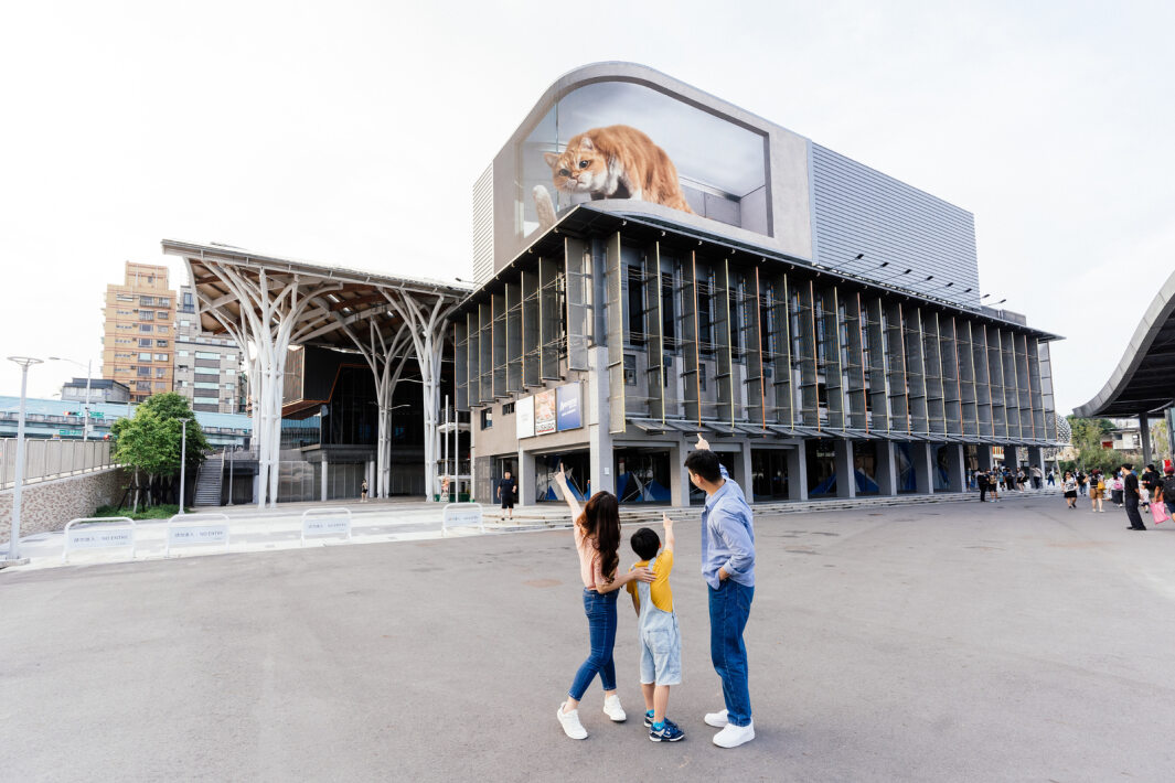 友達打造全台最大戶外裸視3D LED弧形螢幕，將超立體的軟萌胖橘貓動畫活躍於頂樓外牆
