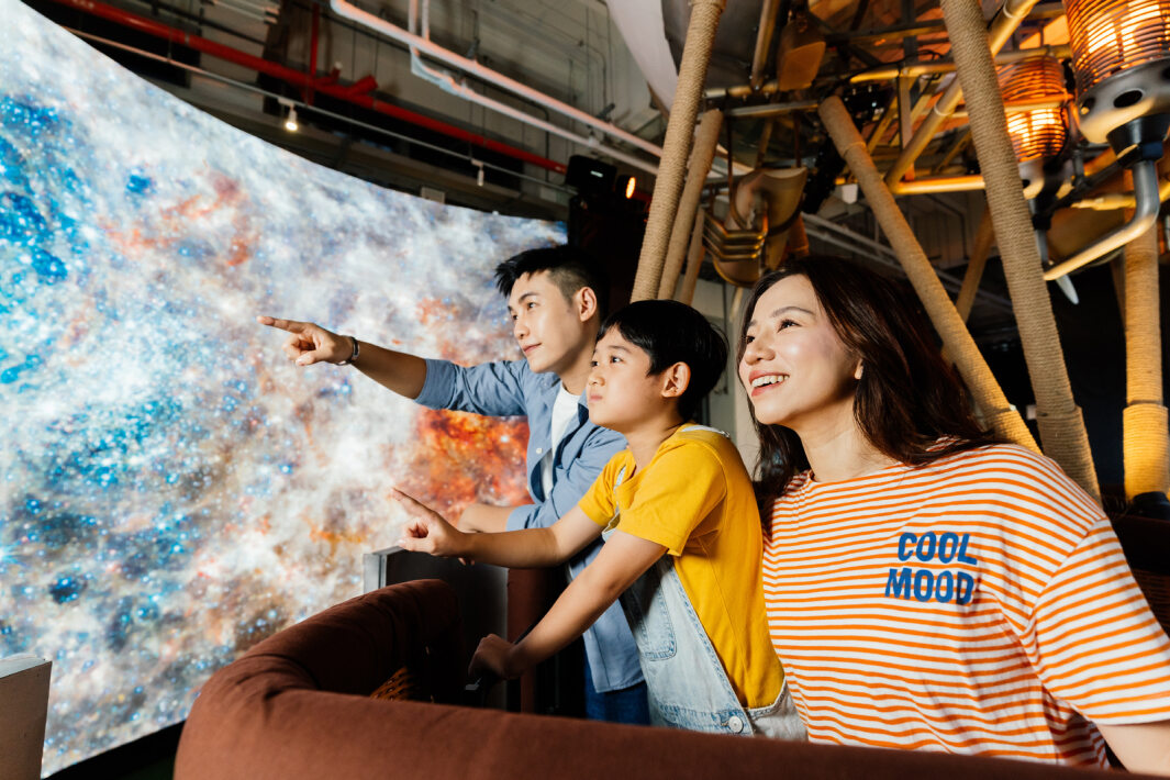 友達打造全台最大寬6公尺、高4公尺、唯一搭載LED弧形拼接顯示屏的動感飛行船，讓乘客駐足在熱氣球上，享受身歷其境的偽出國旅遊樂趣