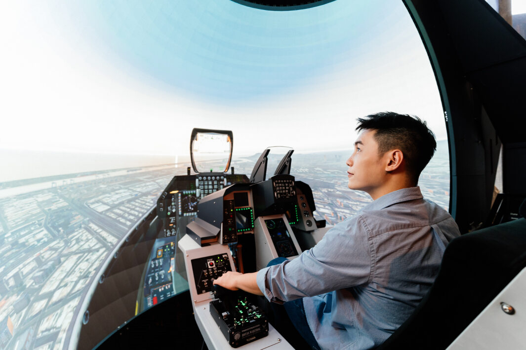 友達以P1.25小間距打造球形LED模擬艙，搭配智崴的精密六軸動態座椅，結合友達專業影像調校技術，呈現擬真模擬飛行場景