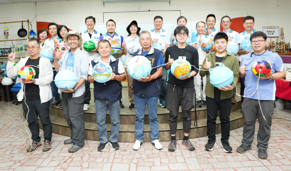 友達光電暨友達永續基金會董事長彭双浪與農業部林業及自然保育署新竹分署夏分署長、供應商夥伴、在地鄰里協會、社企團體，以循環再生的海廢浮球倡議從源頭減廢，為地球移除塑膠垃圾，共同「手」護台灣美麗海岸