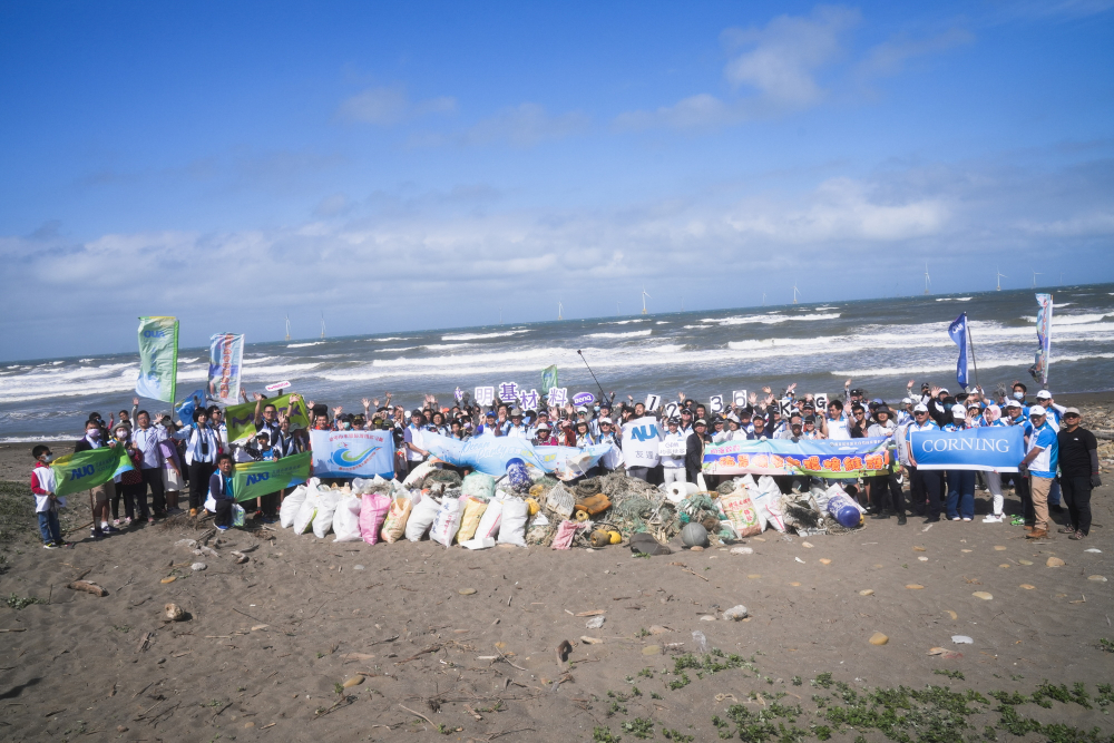 友達永續基金會召集企業志工、產官學和供應商夥伴，在苗栗後龍外埔魚港1340保安林海岸淨攤，齊心協力清除1.2公噸海洋廢棄物，以行動實踐對環境友善的承諾