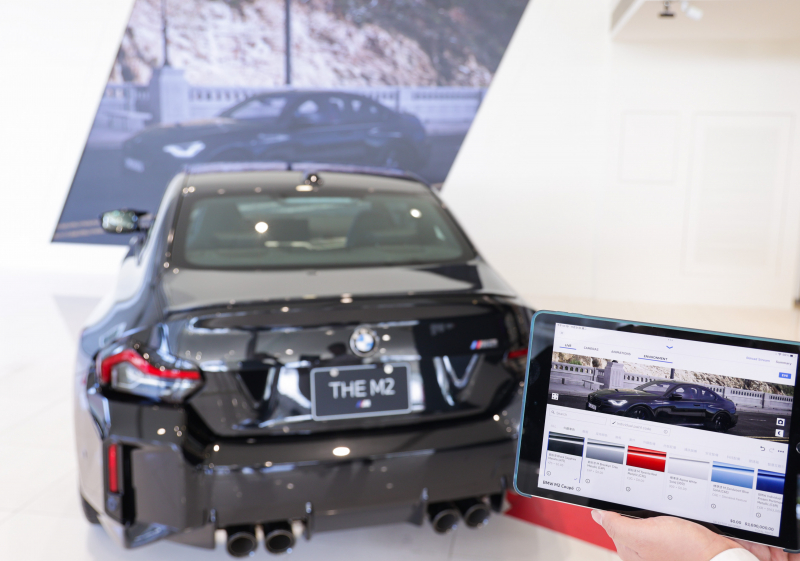 賞車介面即時投放到LED牆上，顧客可即時更換車輛內裝、零件選配與車款配色，提供近乎與實車等比例的沉浸式無死角虛擬賞車體驗