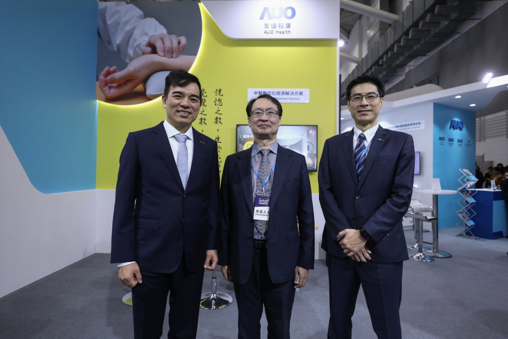 首次於醫療科技展亮相的友達耘康，捐贈數位化檢測設備與研究經費，協助衛福部國家中醫藥研究所打造中醫大數據資料庫。圖由左至右為友達光電執行長暨總經理柯富仁、衛福部國家中醫藥研究所所長蘇奕彰、友達光電智慧醫療事業群總經理廖世宏