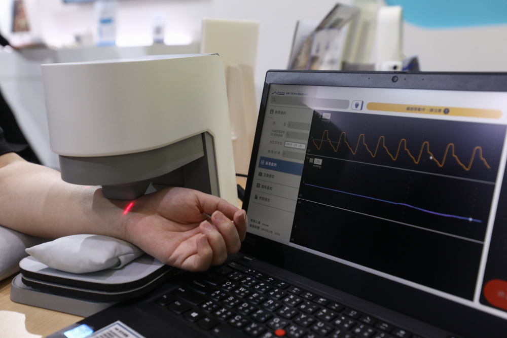 友達耘康脈象檢測系統透過電腦精準控制升降系統，還原中醫師三指把脈過程的舉、按、尋手法，將脈象感受轉化成數據，未來可結合大數據分析，實現智慧醫療及準確性