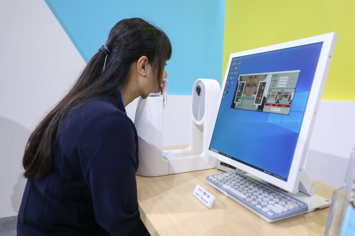 友達耘康延伸友達卓越的感測技術及色彩管理專長，研發出舌象擷取系統，可提供數據化、影像化的檢測結果，輔助醫師與專業醫事人員做為臨床研究、檢測結果評估與檢測紀錄的留存
