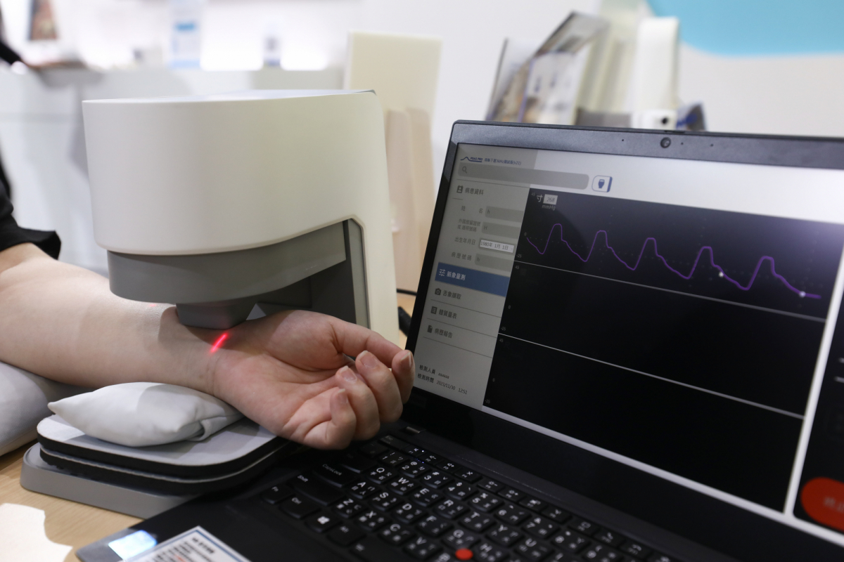 友達耘康脈象檢測系統透過電腦精準控制升降系統，還原中醫師三指把脈過程的舉、按、尋手法，將脈象感受轉化成數據，實現智慧醫療及準確性