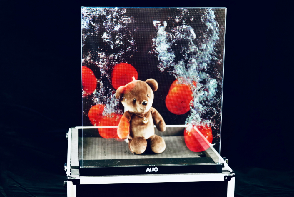 友達以次世代Micro LED顯示技術打造之透明顯示器，具備高穿透、低繞射、高亮度、可拼接之特性，可廣泛應用於智慧移動、零售、育樂和醫療等多元場域