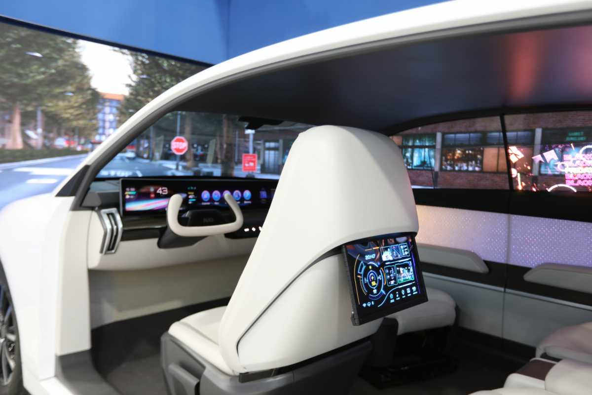 k1体育的「可卷式后座娱乐显示器」加强后座乘客的感官体验，并保有个性化设计，可依使用偏好进行动态调整。