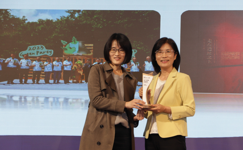 友達保存「西大墩窯遺址」且推廣在地文史教育不遺餘力，今（6）日獲頒「人文企業獎」地方發展獎之最高榮譽典範獎。由文化部陳文婷簡任視察（左）頒獎，友達永續長古秀華（右）代表受獎