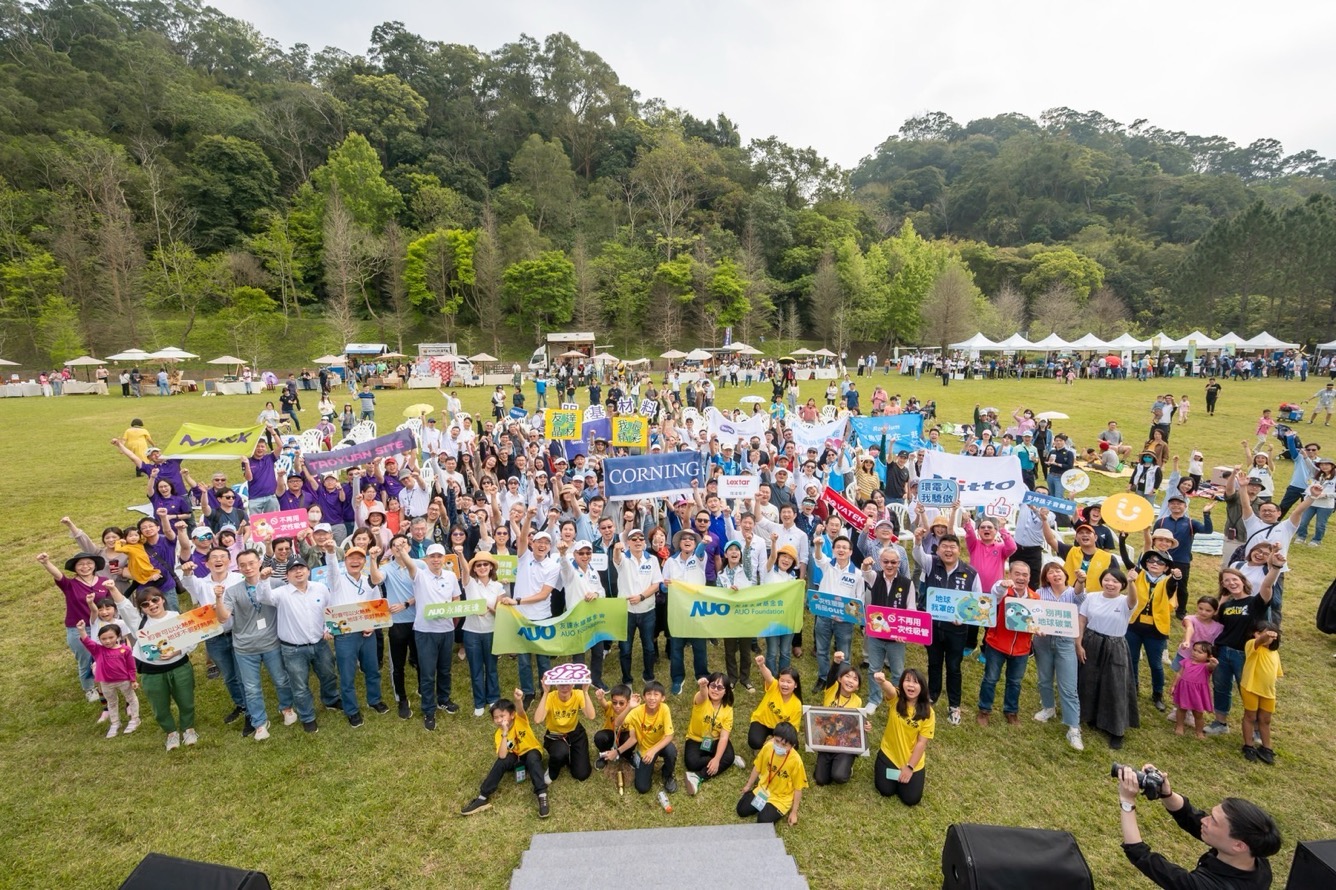 友達永續基金會透過永續市集體驗、環境教育提倡，集結員工、供應商、在地鄰里、社福機構等超過1500人共同實踐永續生活