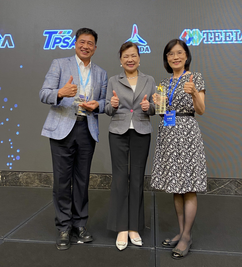 友達致力推動永續發展，於Touch Taiwan2024以3R策略貫穿Display、ESG展位實現綠色展覽目標之成果，Display展位獲綠色裝潢設計鑽質獎最高榮譽，ESG同獲金質獎殊榮。由經濟部長王美花（中）親自頒予友達光電董事長彭双浪（左）、友達光電永續長古秀華（右）