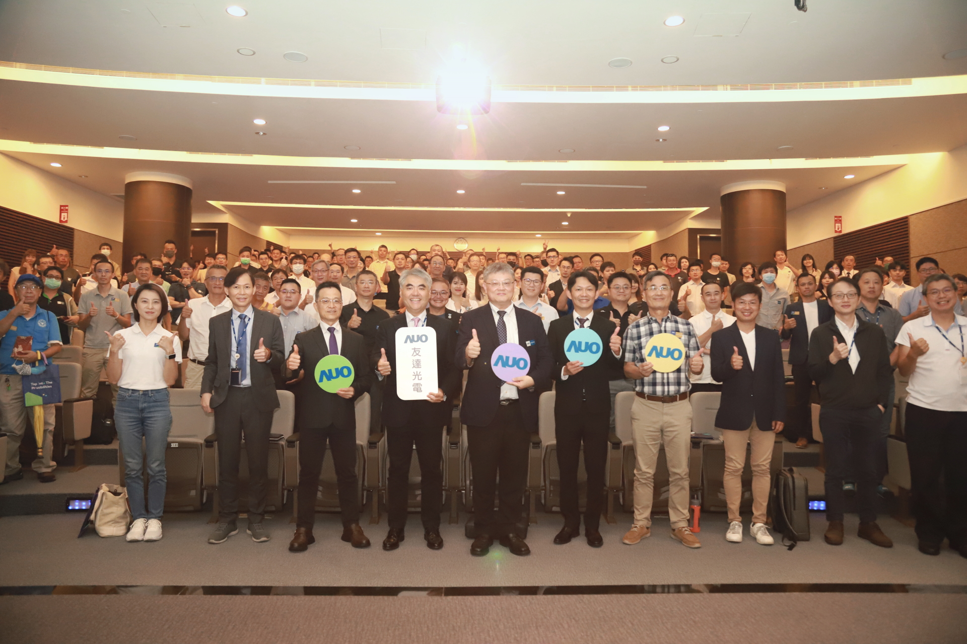 友達光電邀請領域專家共研再生能源發展、電力需求及建築物減碳等議題進行交流，盼共擘綠色永續生態圈的嶄新契機。