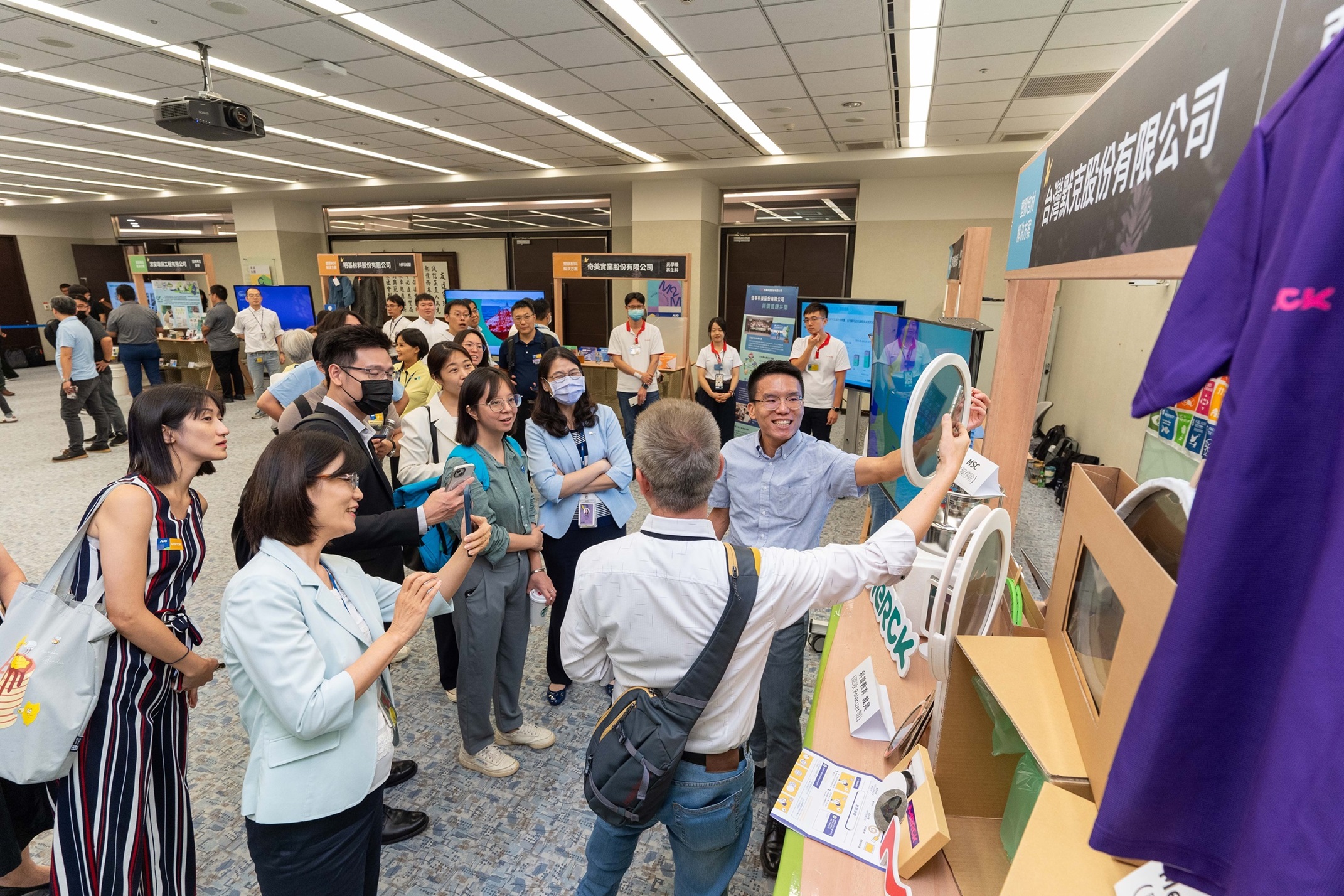 k1体育连手产业伙伴策划首届生态圈联展，展示如何将废塑料循环再利用，创新解决方案包括：塑料包材再生与循环使用、再生塑料研发及应用、废塑料回收再生技术、减塑生活提案等