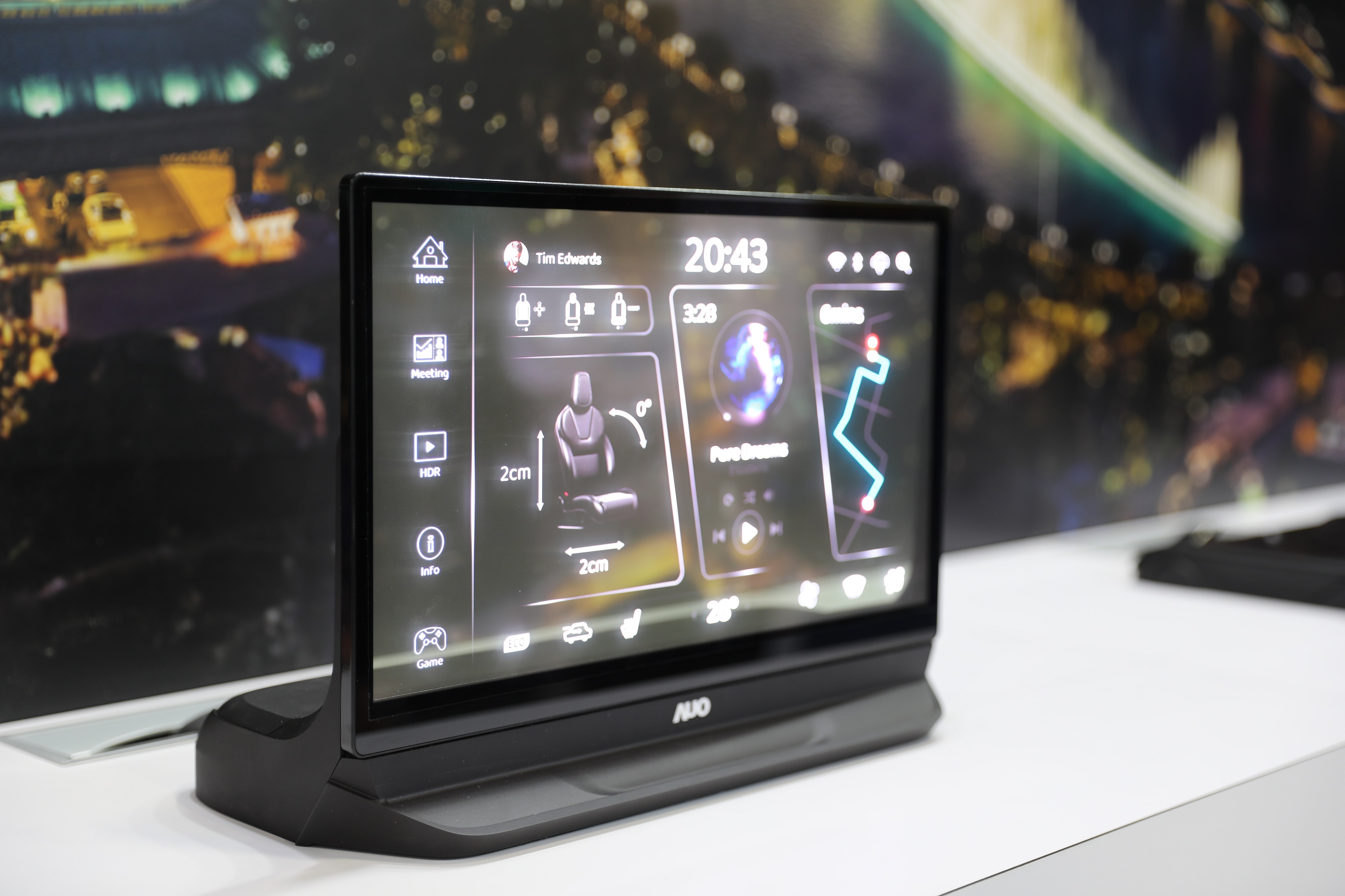 友達將Micro LED透明顯示技術整合黑切換技術的解決方案，釋放強大的技術自主開發能力，跨越室內外應用界限，開創業界第一台17.3吋快速黑切換透明觸控Micro LED顯示器