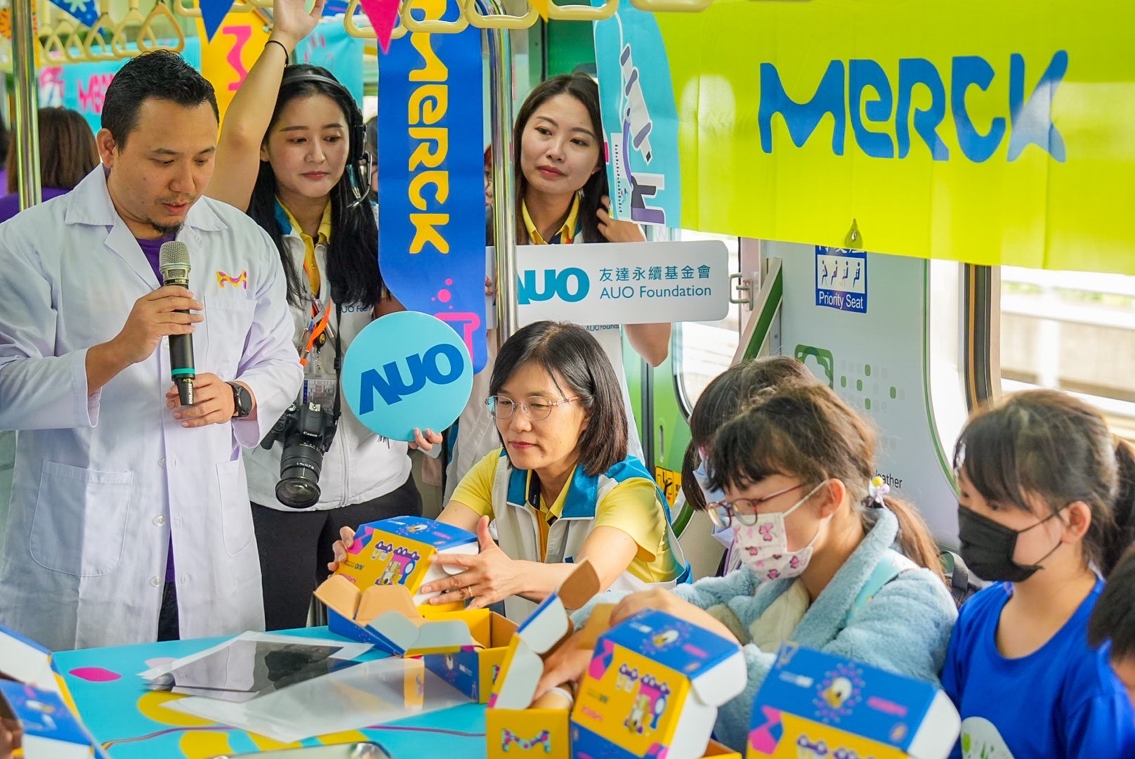 友達以光電、再生能源、水資源三大核心，設計「再生能源和循環經濟」多元永續教育主題，並攜手供應鏈夥伴默克開發創意科學教材及實作體驗，期讓永續素養透過科學探索向下扎根