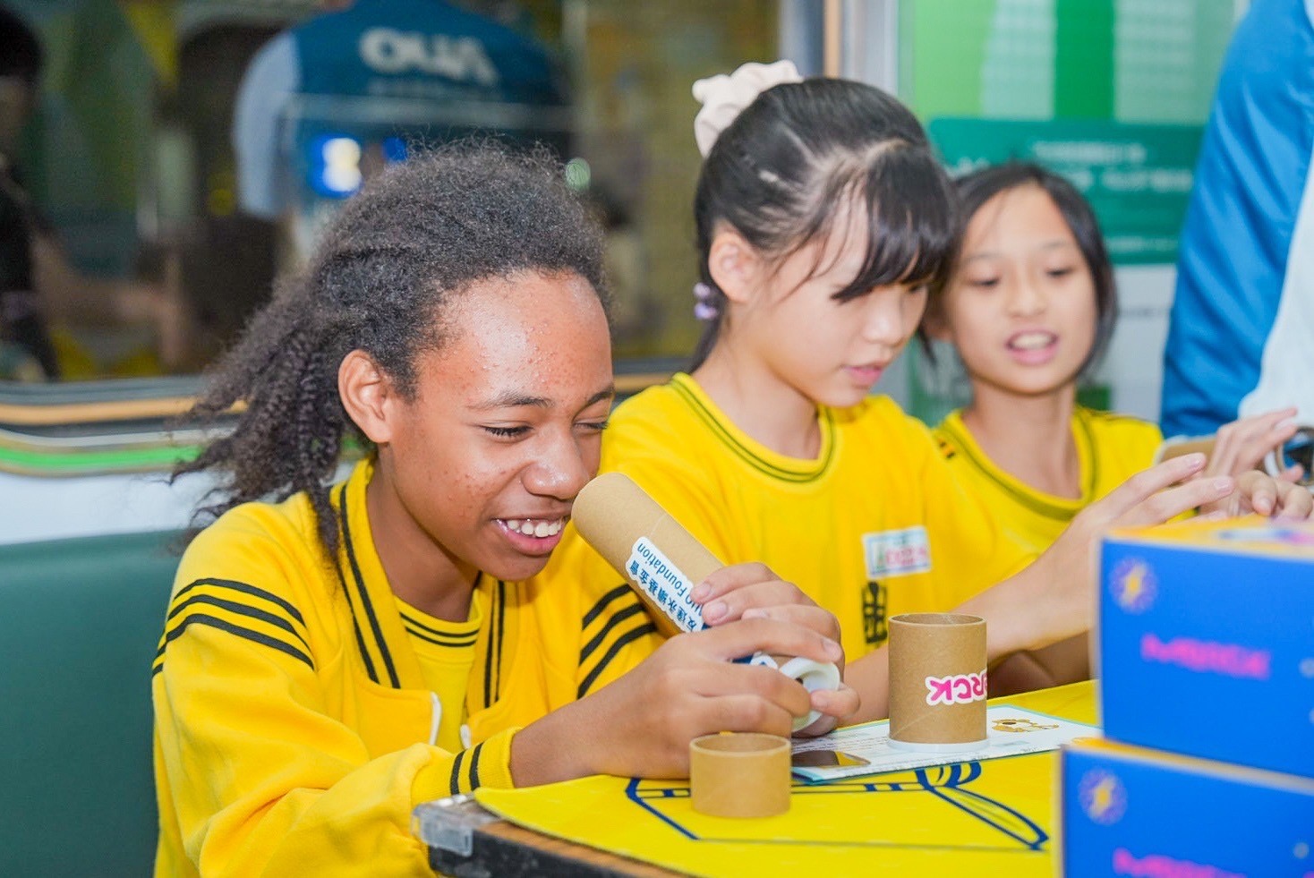 友達與默克分別回收不再使用的偏光片及液晶顯示模組，設計光電課程「玩轉光與闇」，讓學生們親手製作偏光萬花筒與簡易液晶顯示器，實踐循環再生的永續理念