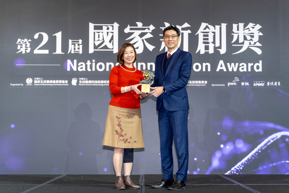 友達旗下子公司友達耘康與達擎分別以「中醫數位化檢測解決方案」及「寬視角3D醫療顯示器」獲得第二十一屆國家新創獎「智慧醫療與健康科技」類別的「企業新創獎」與「國家新創精進獎」兩項殊榮。圖左為衛生福利部政務次長林靜儀、圖右為友達光電智慧醫療事業群總經理廖世宏