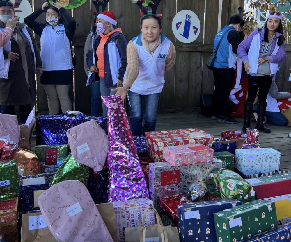 友達永續基金會「圓夢列車」年年迴響熱烈，認捐同仁精心挑選禮物、巧手包裝，整理成隊後，將祝福一一打包送出
