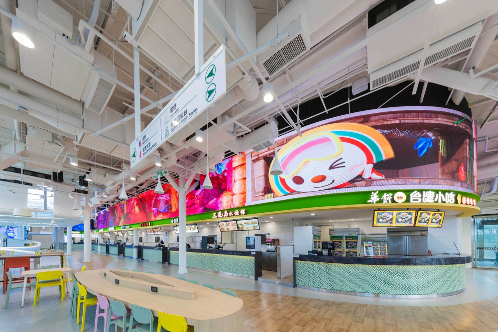 友達穩步推動雙軸轉型策略，旗下子公司達擎攜手傑可達數位與零售業者統一超商合作，為全新改裝開幕的「清水服務區」打造首創的裸視3D體驗牆