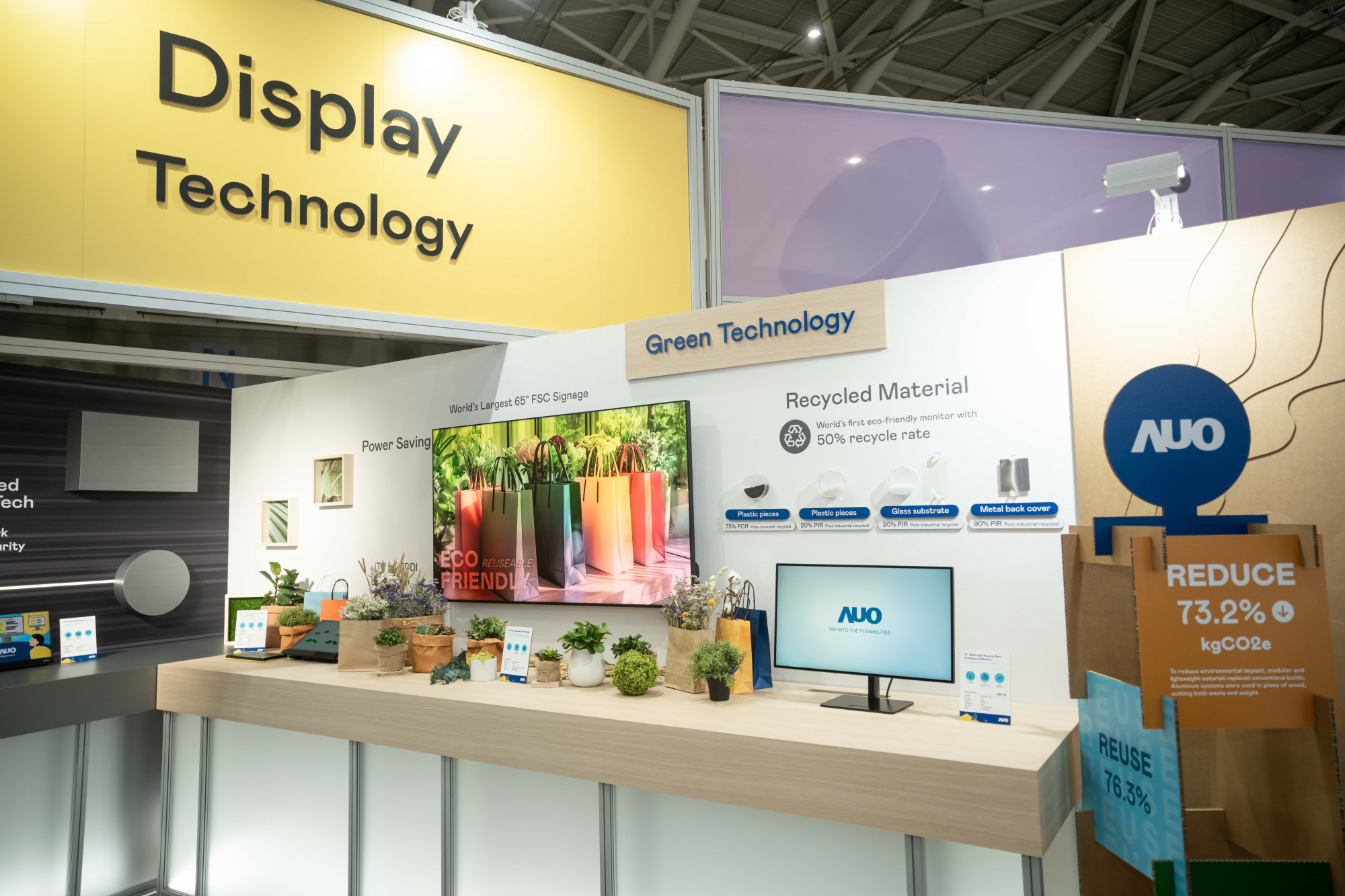 友達Touch Taiwan 2025雙展位再度獲etouch 綠色裝潢設計獎肯定；智慧顯示展位以鋁製模組系統取代傳統木作施作，並在相關裝潢物與設計使用可回收、可重複使用的材料，體現低碳與循環精神。