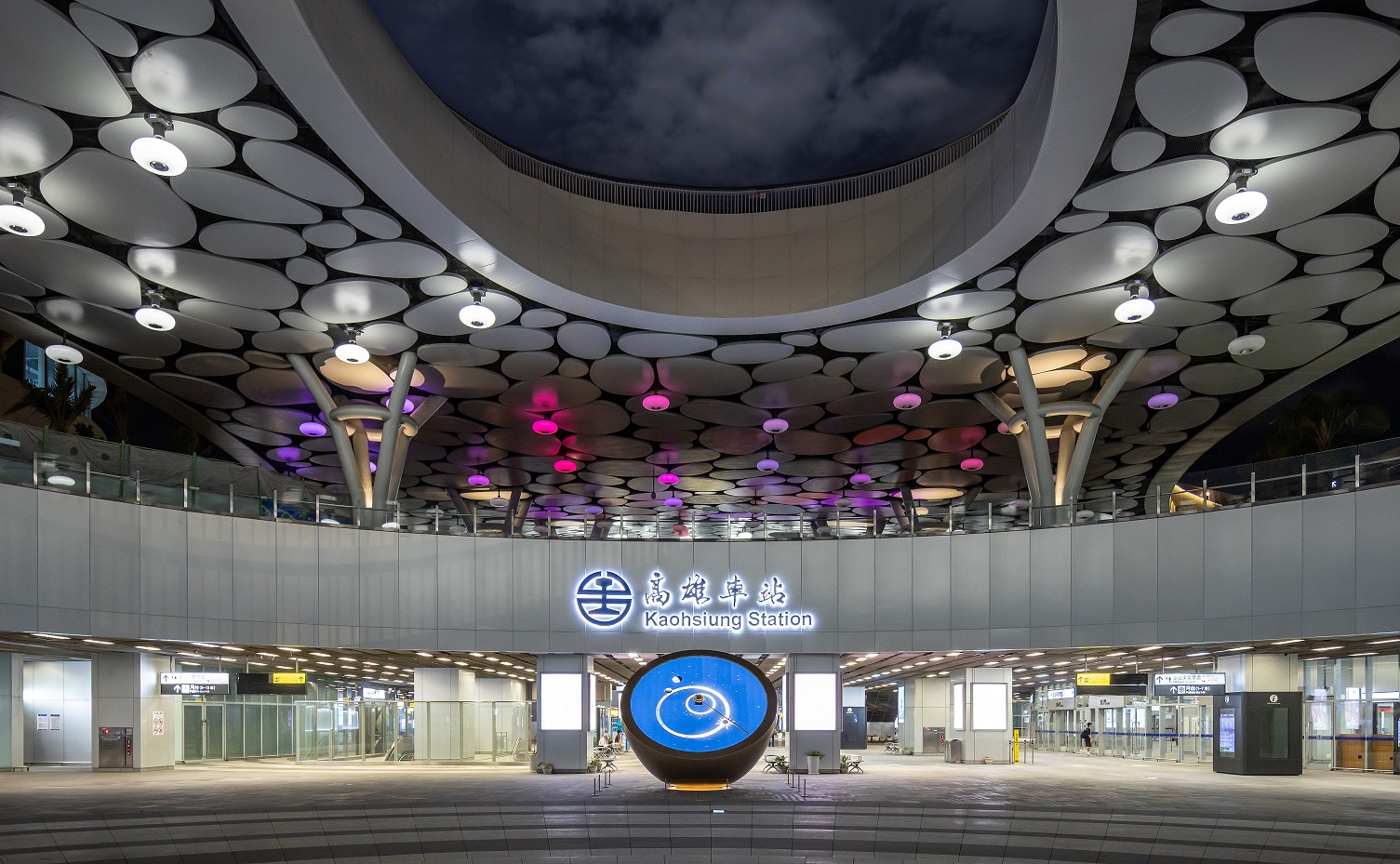 創利空間參與《高雄車站共感空間》公共藝術計畫，擔任視覺科技整合夥伴。於「看時間」天文鐘作品中提供技術指導，整合圓形LED鐘面與鐘體結構，在時間、天象星盤與空間氛圍間生動展演