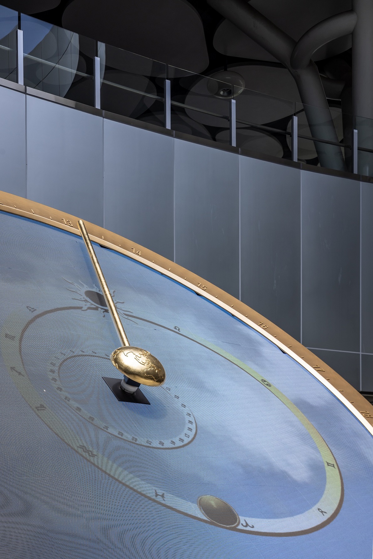 創利空間參與《高雄車站共感空間》公共藝術計畫，擔任視覺科技整合夥伴。於「看時間」天文鐘作品中提供技術指導，整合圓形LED鐘面與鐘體結構，在時間、天象星盤與空間氛圍間生動展演