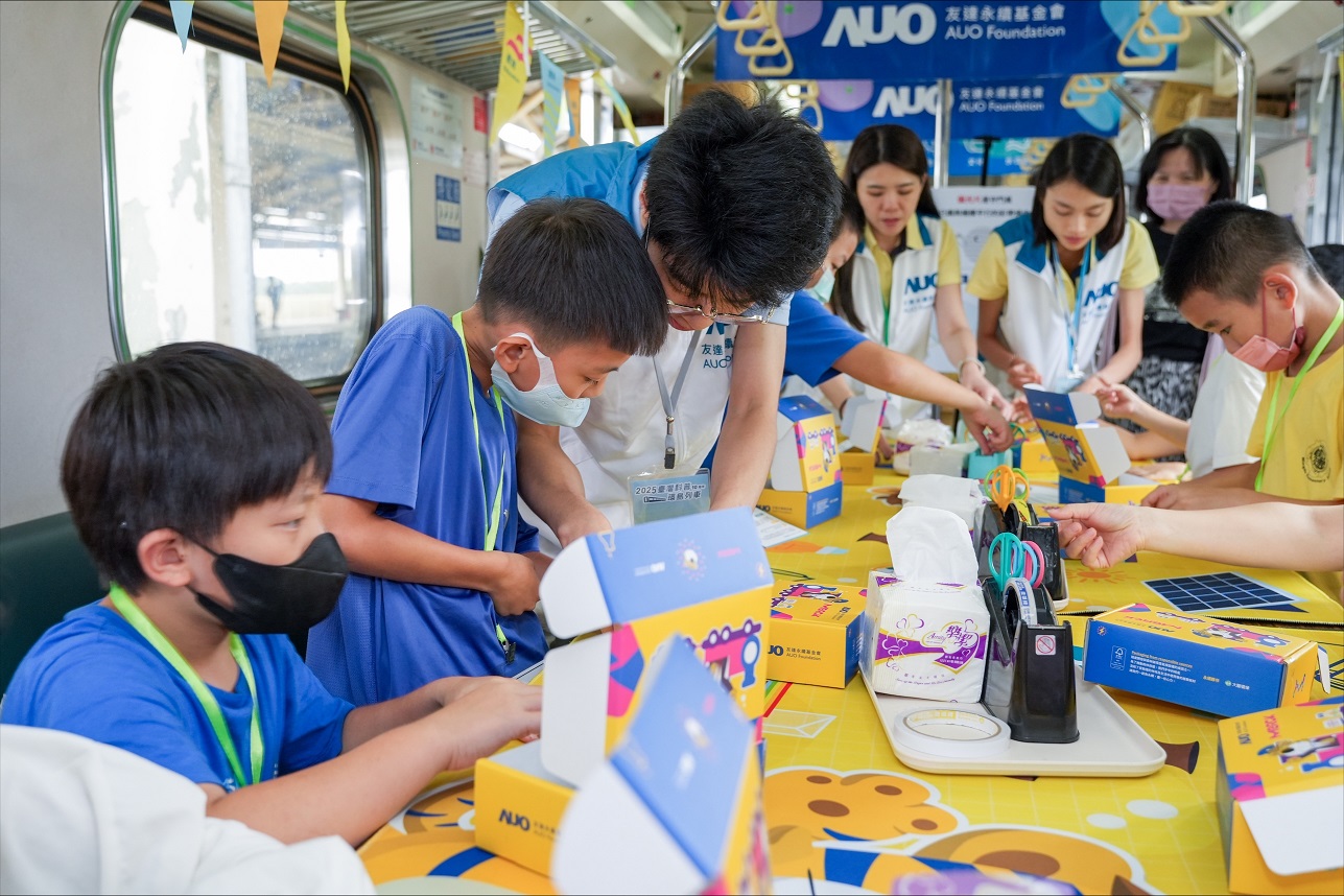 今年友達設計「光電、再生能源、水資源」三大課程主題，攜手供應鏈夥伴默克及大豐環保，以循環經濟理念開發創意教材