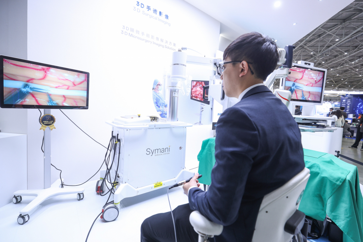 达擎推出〝3D显微手术影像解决方案〞，将3D影像技术从腹腔内视镜手术延伸至神经、血管、淋巴等高难度显微手术，提供超清晰立体视野，协助医疗团队在复杂手术中完成精准细腻操作。