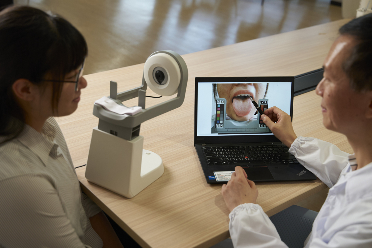 友達耘康的「舌象辨識軟體」則運用AI與大數據技術，可快速辨識舌色、舌形、苔色、苔質等特徵，顯著提升舌象辨識效率，優化檢測流程。