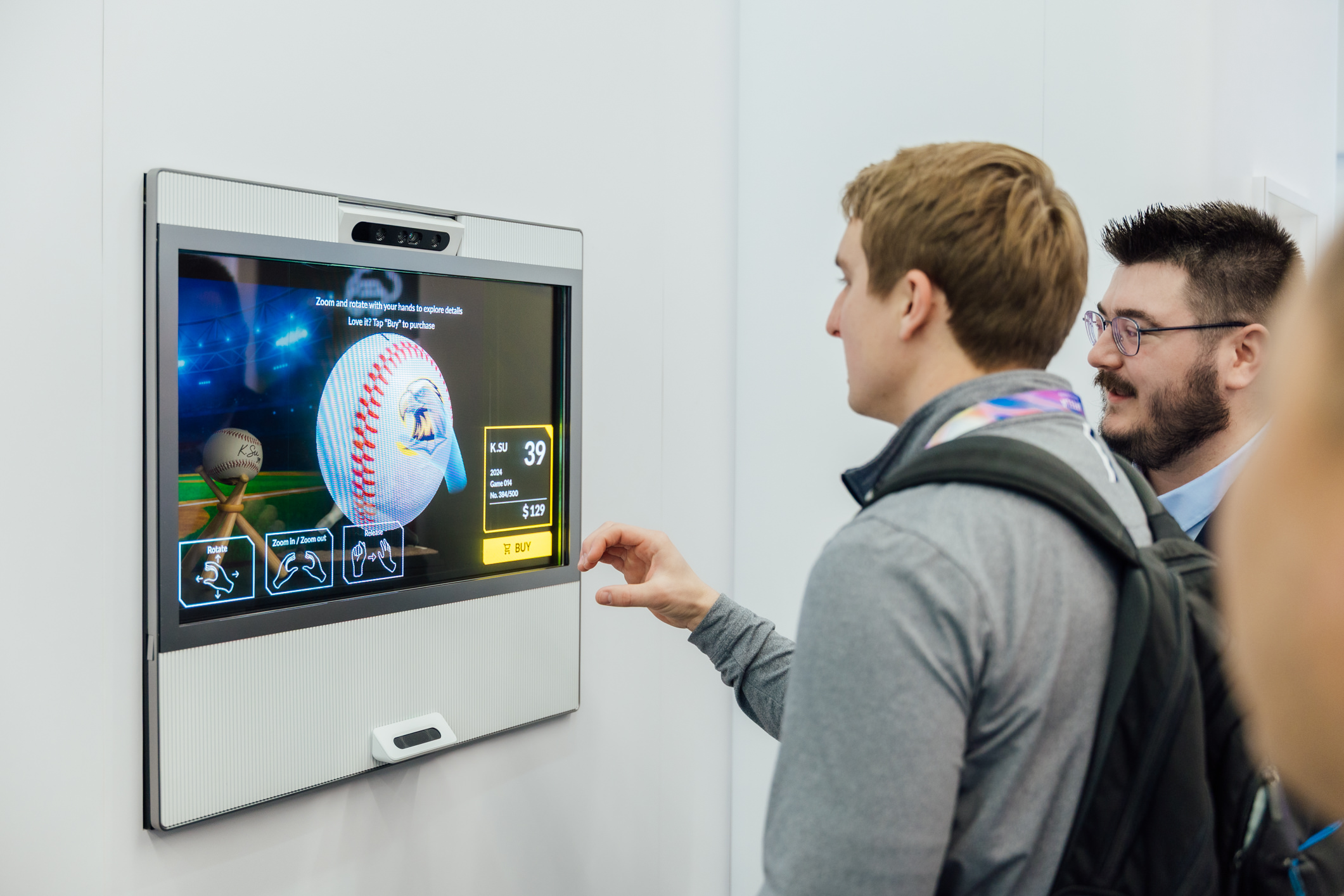 k1体育智慧行动透过专属展间，与客户深度聚焦，密切探讨产品协作共创的机会与落地的可能性，激发人车互动的创新再进化，并结合输出国际的Micro LED前瞻技术跨界应用，揭开更多元精彩的应用情境。