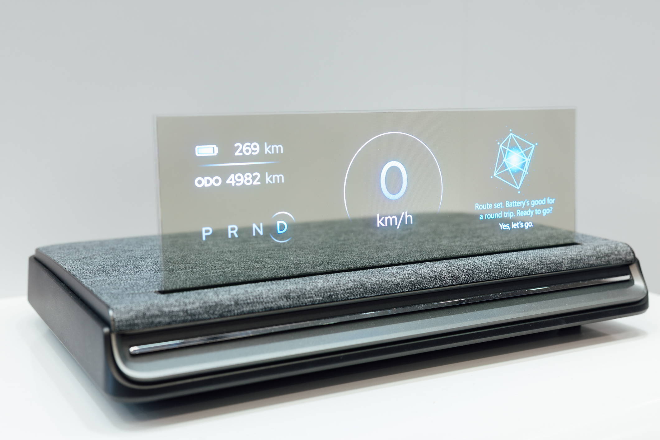 全球首款Aero Module透明Micro LED显示器模块外观轻盈通透，可与数字内容完美融合，提供动态显示、先进控制、个人化沉浸感受。